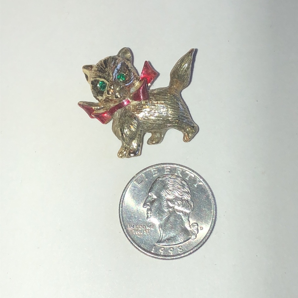 Vintage Cat Brooch with Red Bow and Green Eyes - Picture 4 of 5
